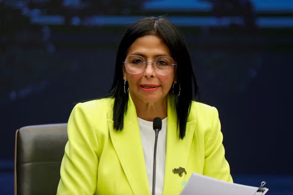 Forças Armadas da Venezuela reconhecem vice como presidente interina
